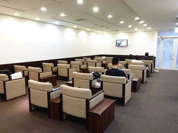 長崎空港のビジネスラウンジアザレア 座席の様子