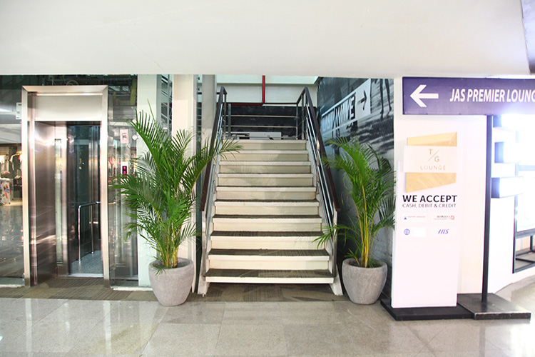 ングラライ国際空港入口