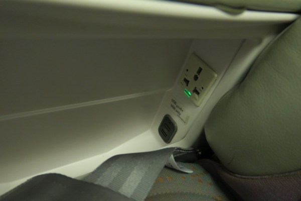 エミレーツ航空 ビジネスクラスの座席 電源