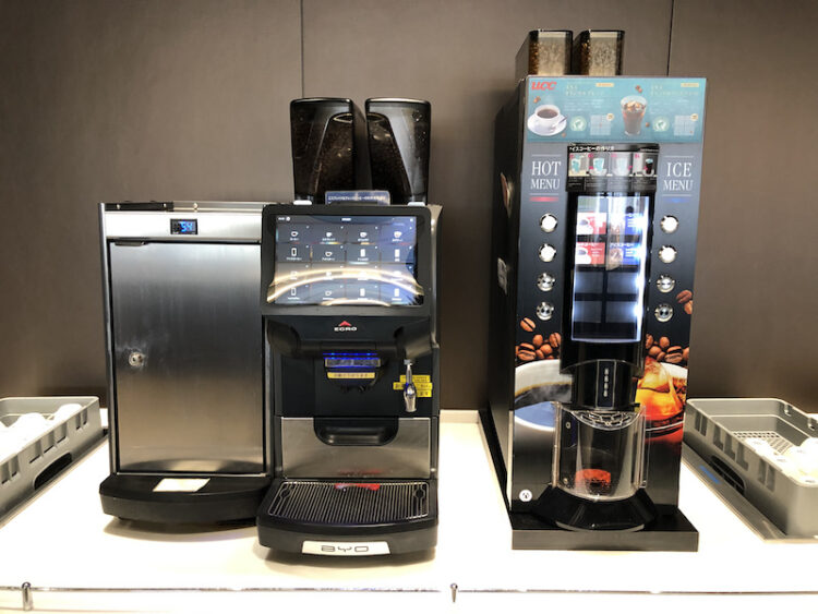 2種類のコーヒーマシン。カフェラテ・カプチーノは左側で。